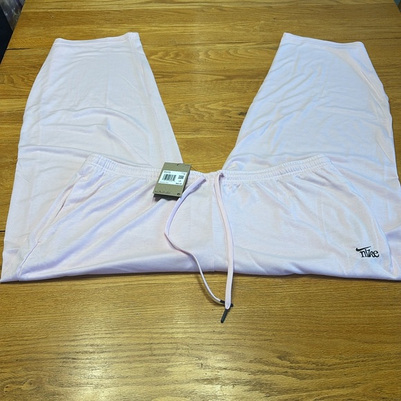 Women's  Nike Chill Pink Sweatpants NWT - Picture 4 of 7
